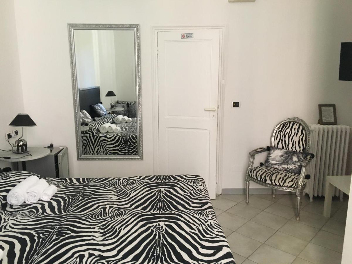 Zimmer mit Kingsize-Bett und Balkon