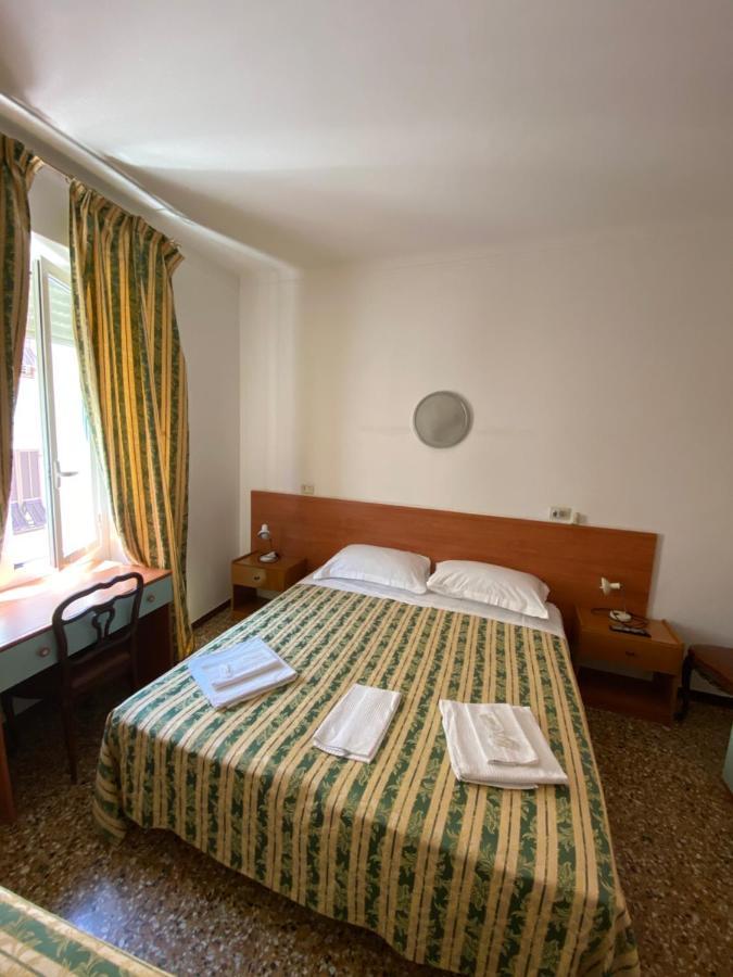 Camera Tripla con Bagno in Comune