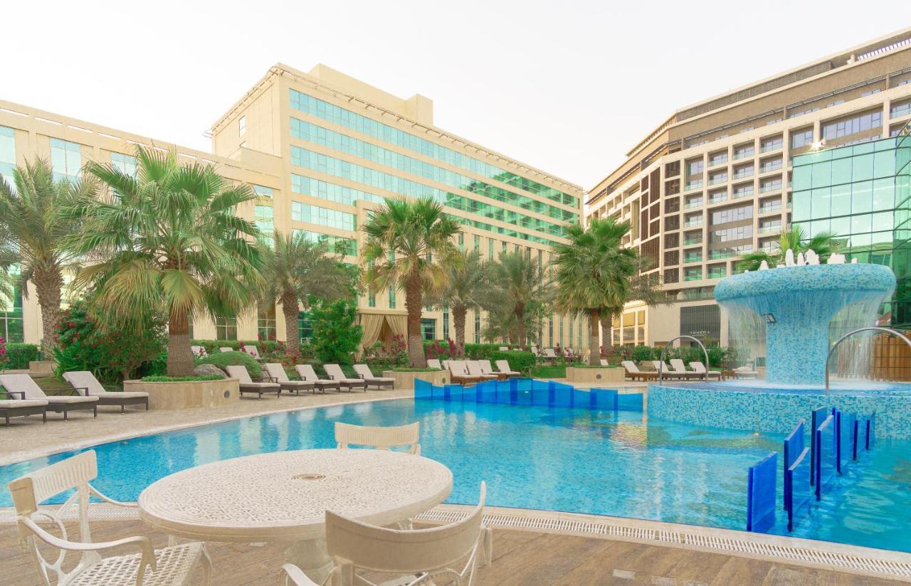 Kamer met Kingsize bed en Uitzicht op het Zwembad, Gratis Pendeldienst naar DXB Airport Terminal 1 & 3