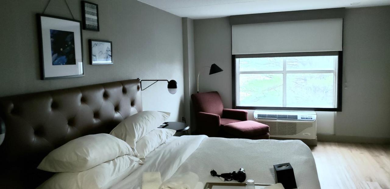 Standard King Room - Non-Smoking