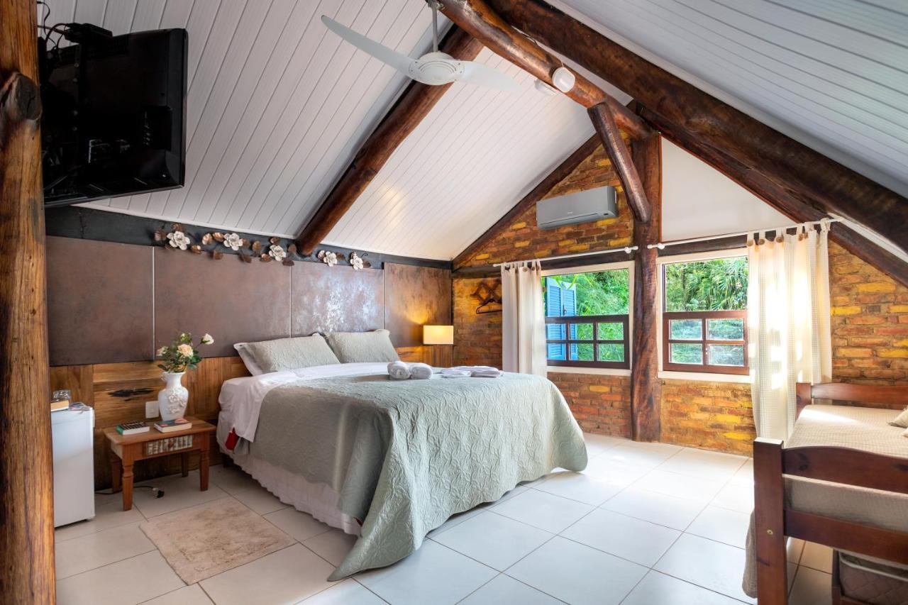 Suíte com Cama Queen-size e Vista da Piscina