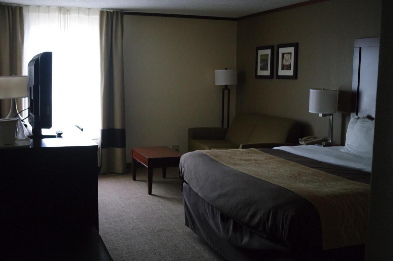 Efficiency King Suite with Whirlpool - Non-Smoking