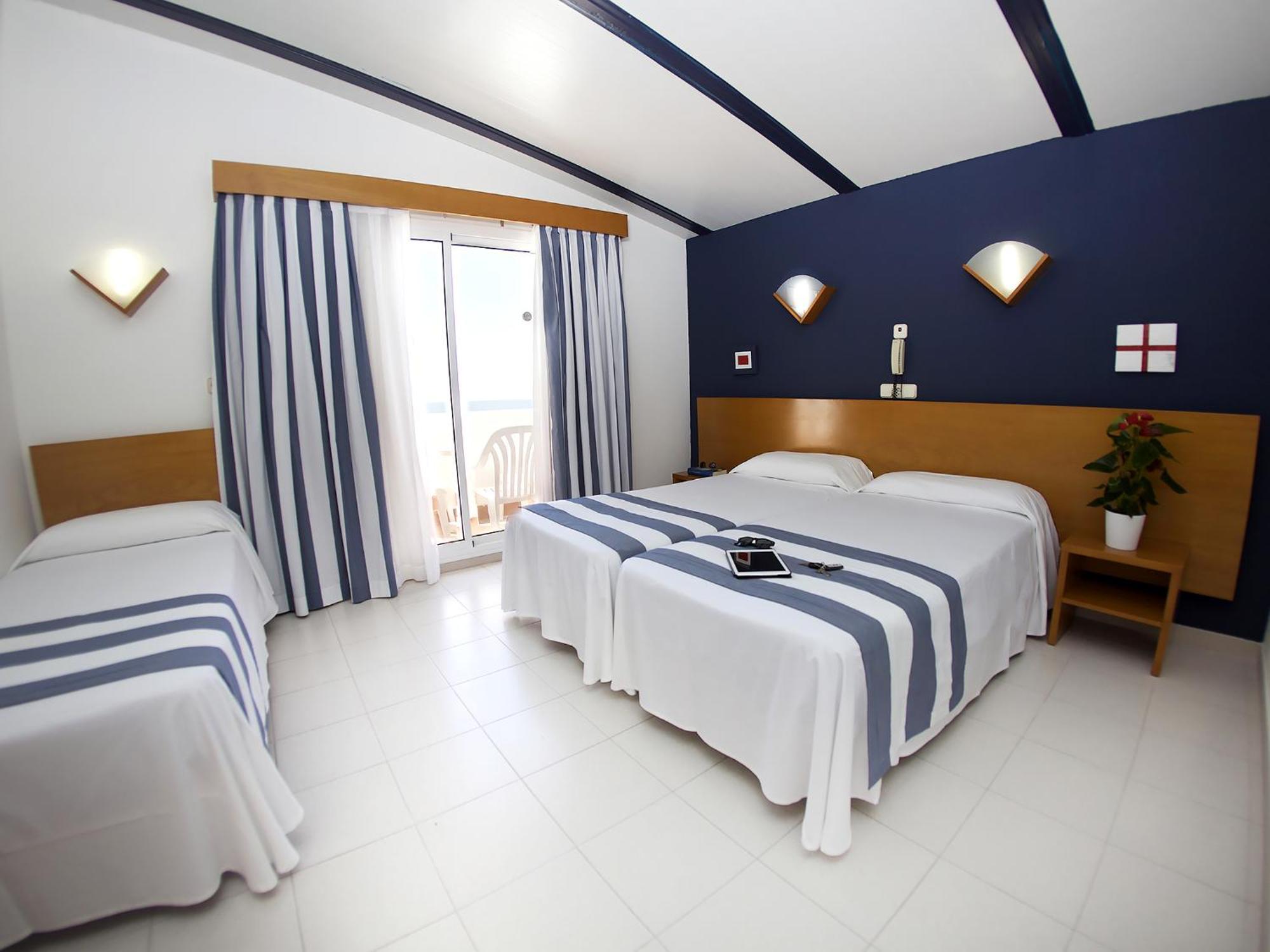 Habitación Triple con balcón (3 adultos)