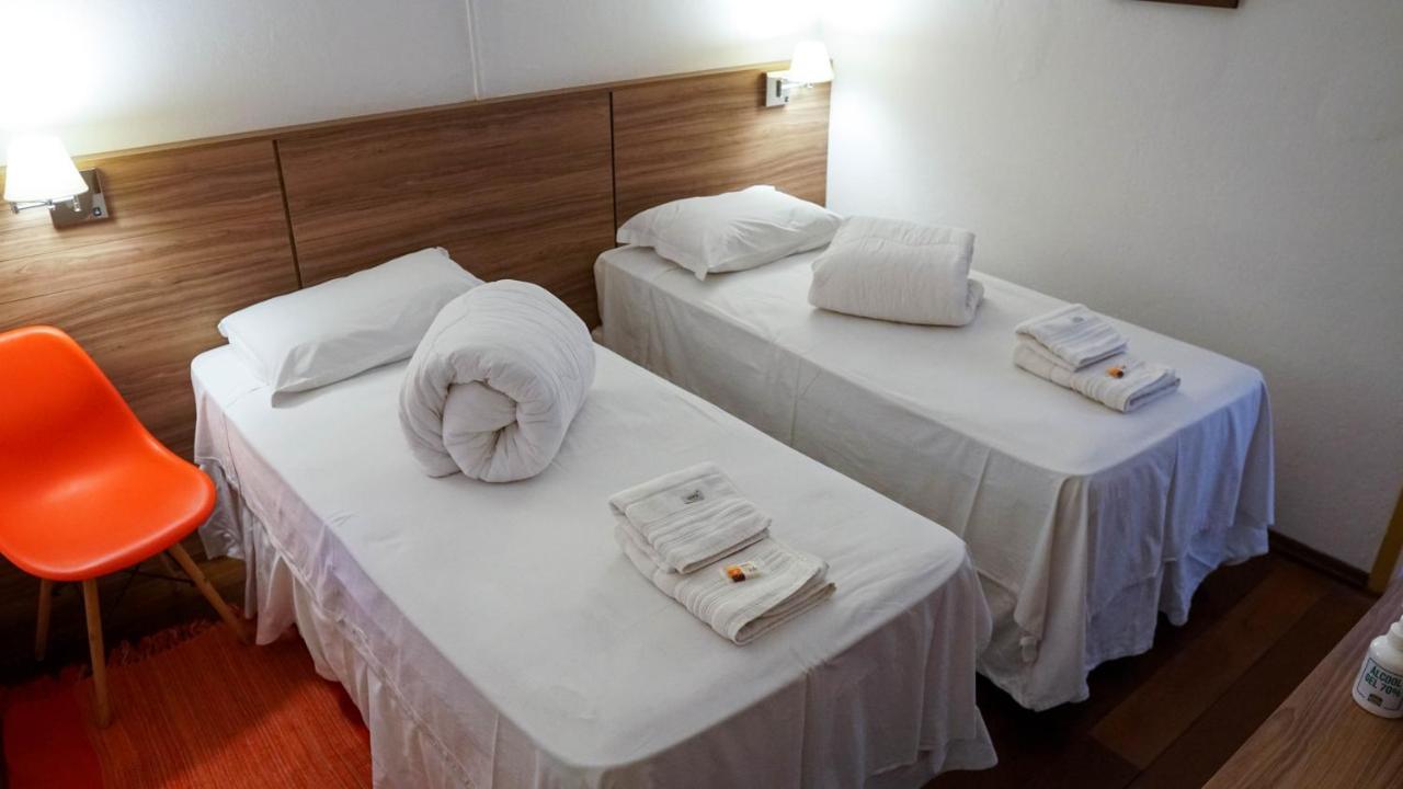 Quarto com 2 Camas de Solteiro