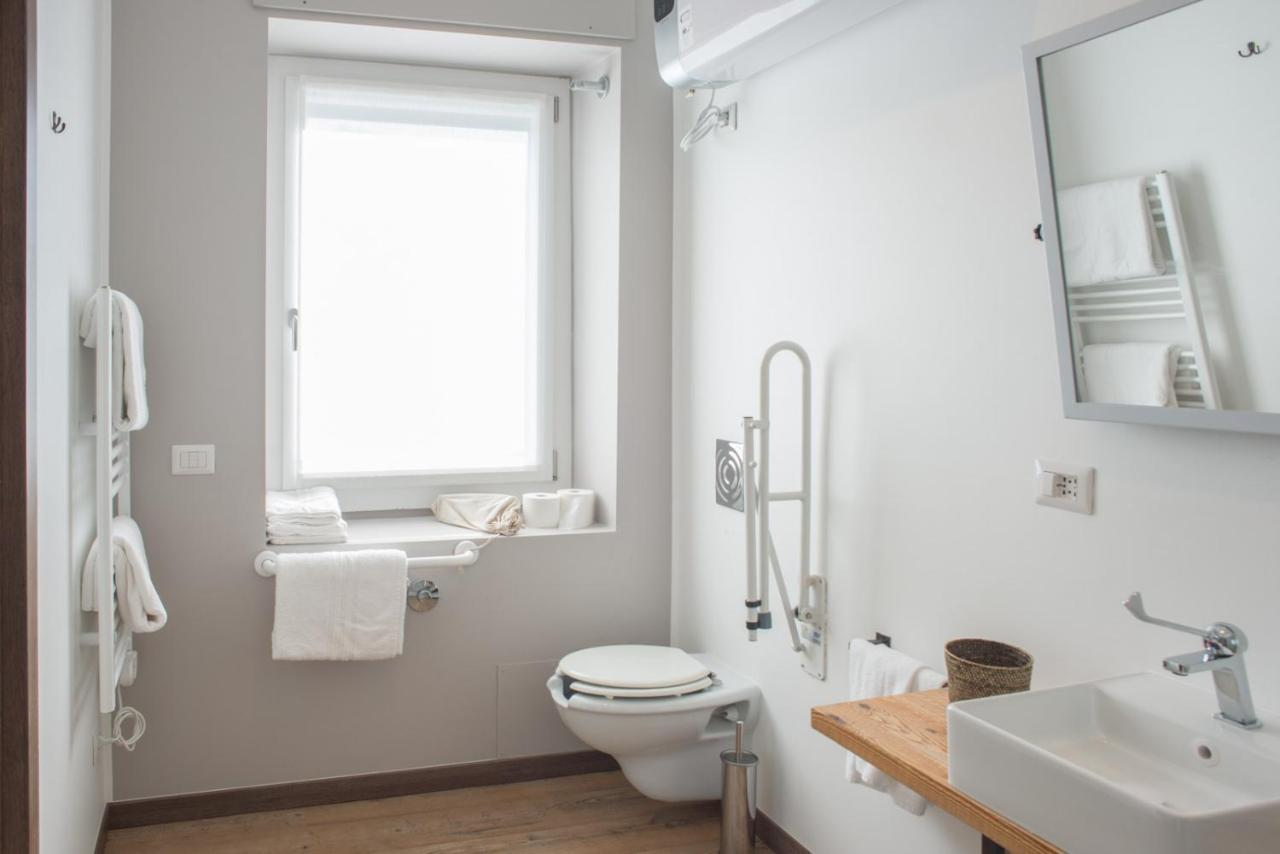 Chambre Lit King-Size avec Douche Accessible en Fauteuil Roulant - Adaptée aux Personnes à Mobilité Réduite