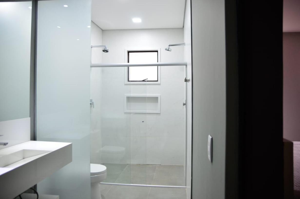 Quarto com Cama King-size e Vista do Jardim