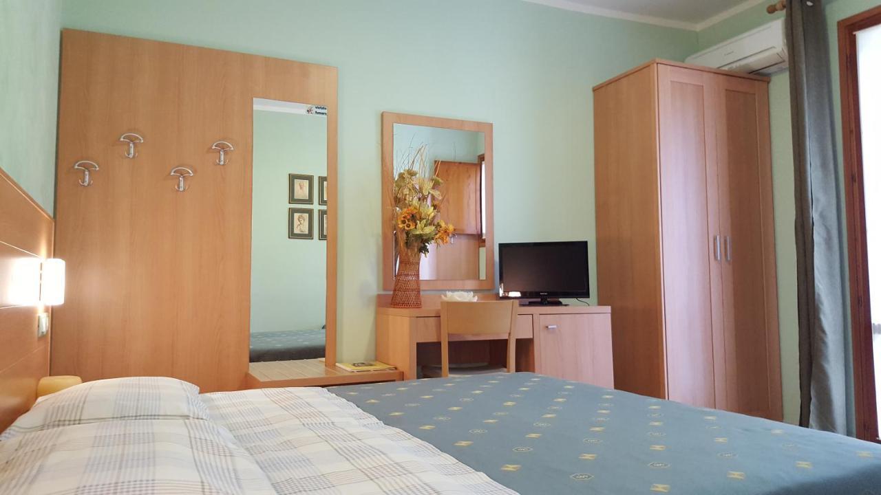 Camera Matrimoniale/Doppia con Letti Singoli con Bagno Privato