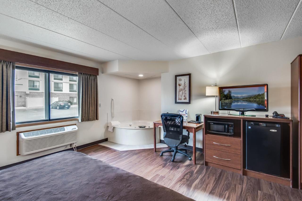 Suite with Hot Tub