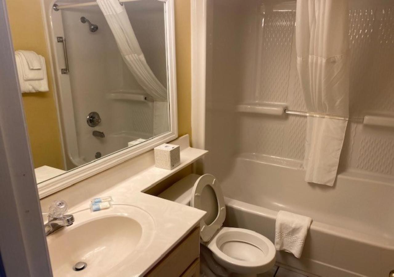 One-Bedroom Suite with One Queen Bed - Oceanfront/Non-Smoking