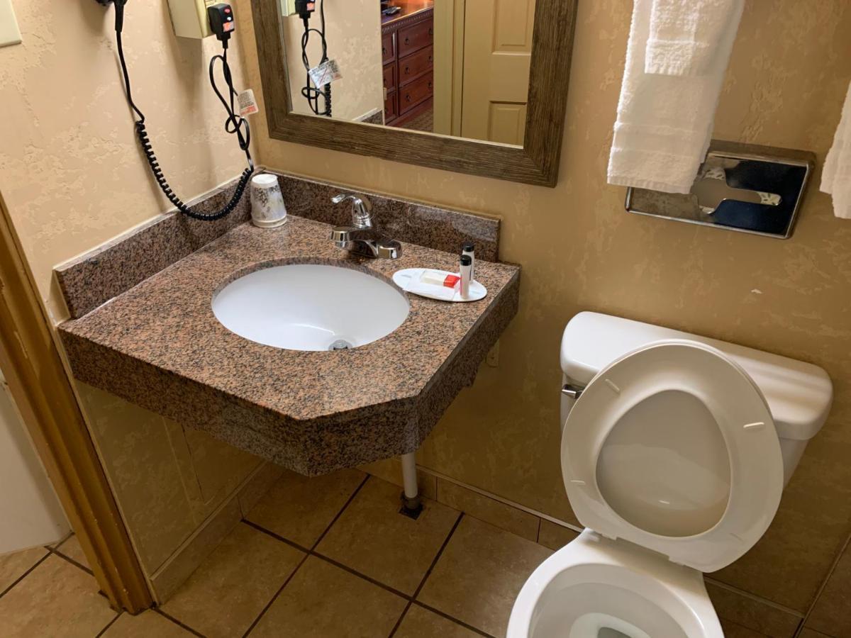 King Room with Jetted Tub and Exterior Corridor - Non-Smoking