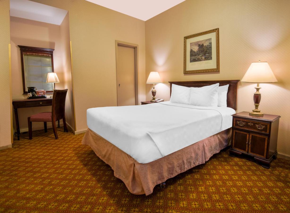 Quarto Bronze com 1 Cama de Casal