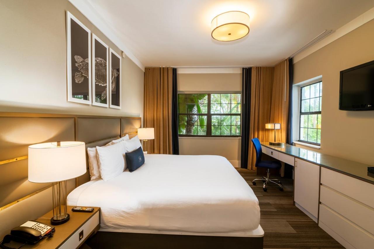 Habitación de lujo con cama extragrande y vistas a la piscina