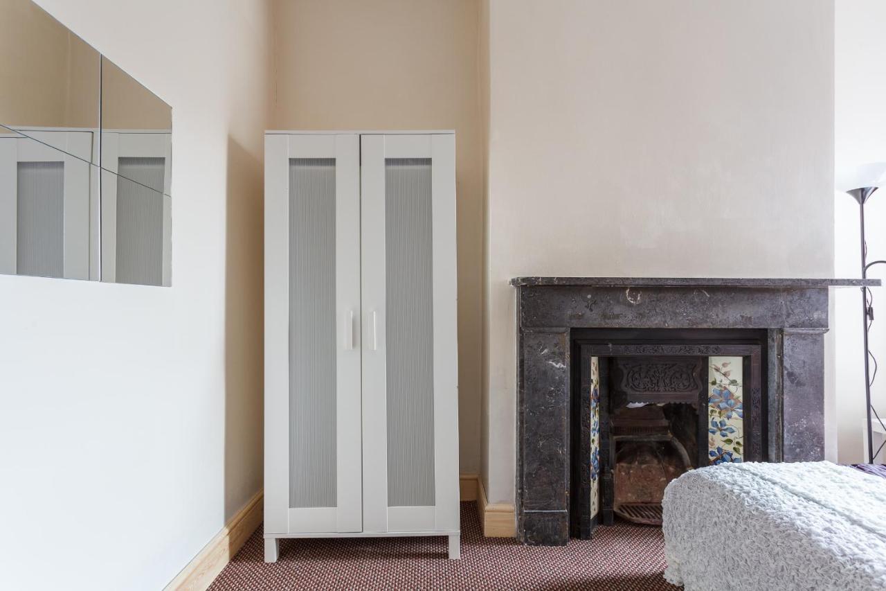 Tweepersoonskamer met 2 Aparte Bedden en Eigen Badkamer
