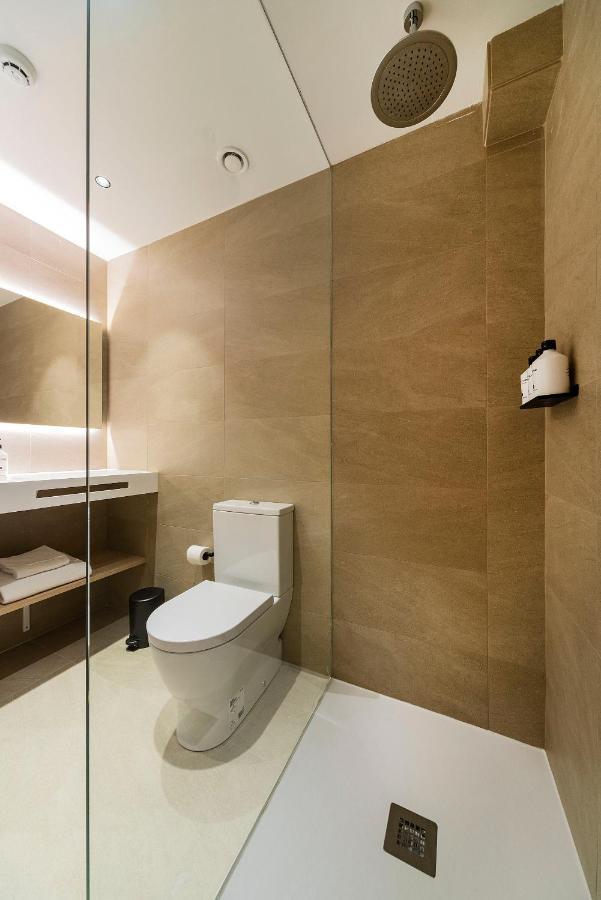 Habitación con cama grande