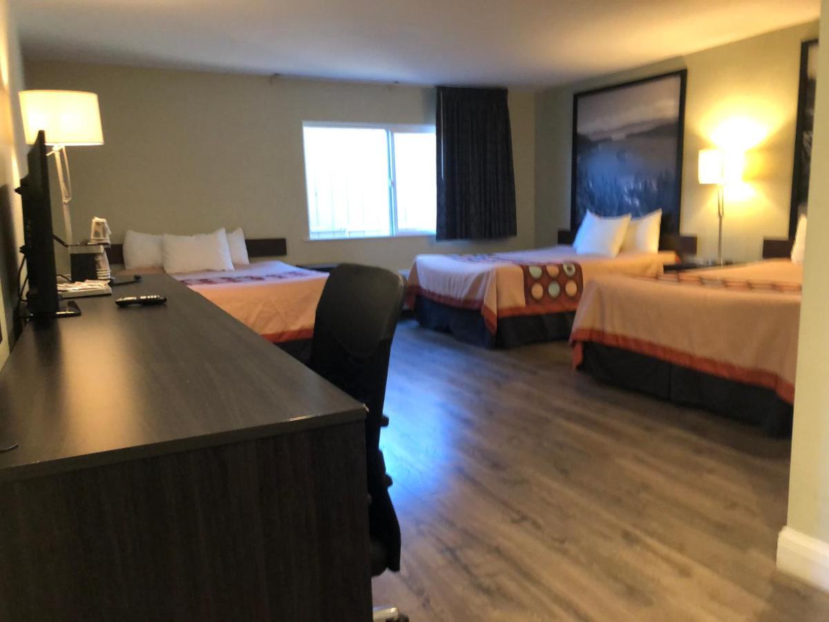 Deluxe Family Room with 3 Queen Beds