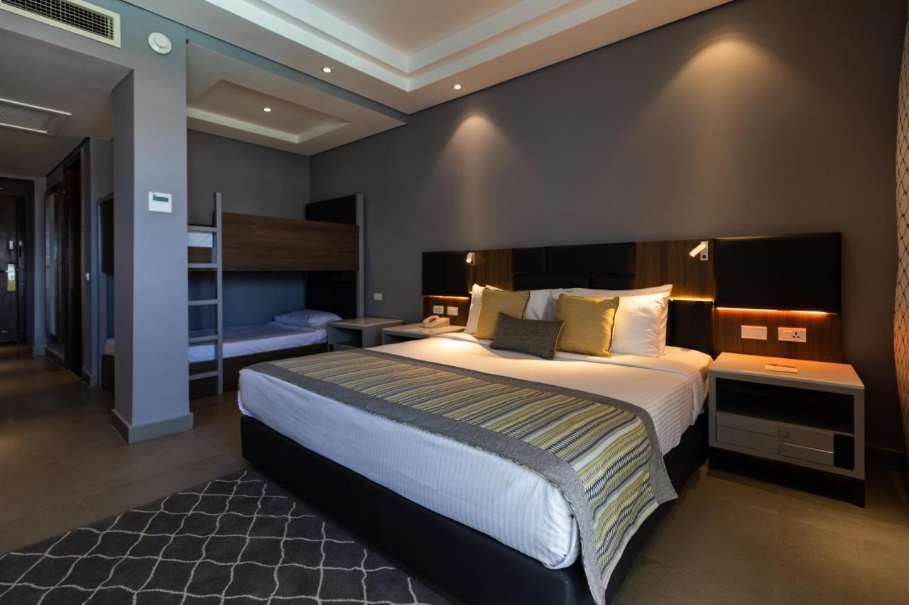 Camera Familiare con Letto a Castello e Vista Piscina