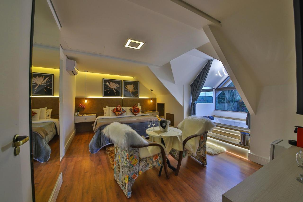 Quarto com Cama King-size e Banheira de Hidromassagem