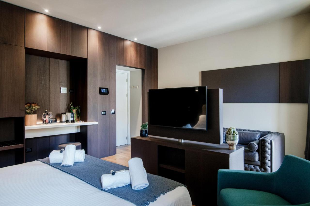 Zimmer mit Kingsize-Bett und Balkon