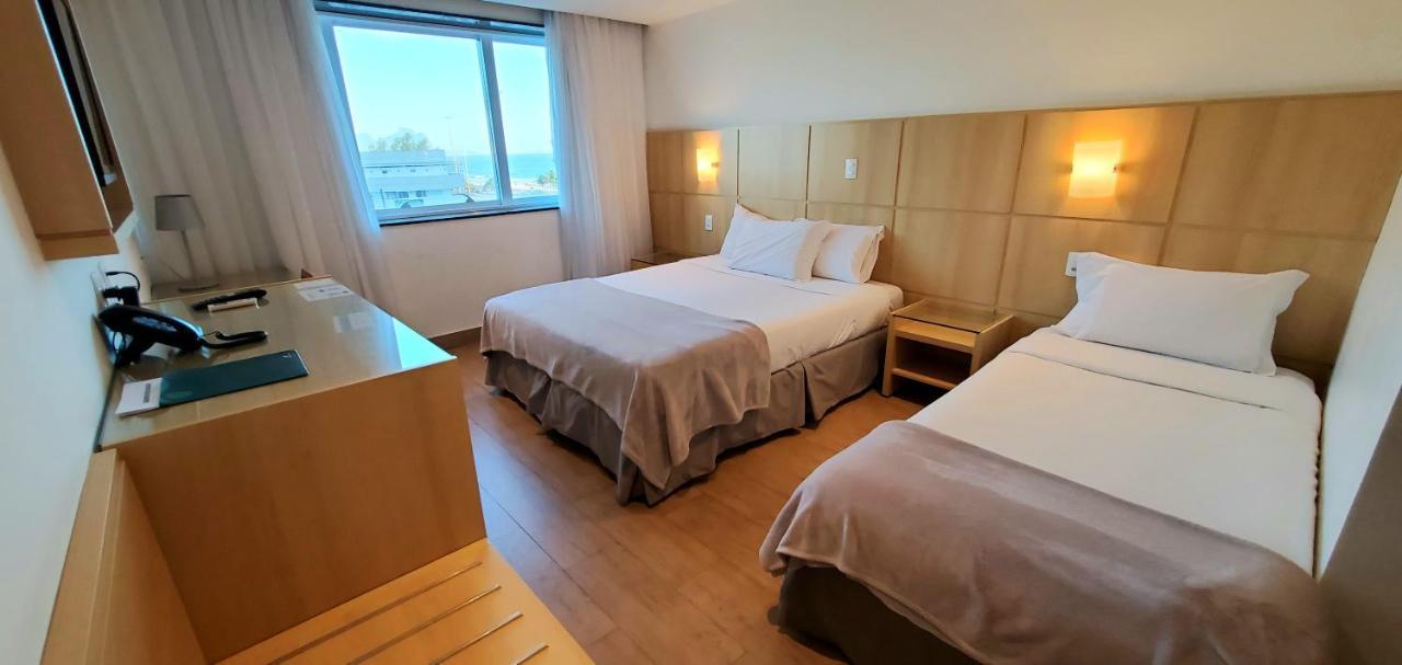 Quarto Triplo com Vista Parcial do Mar