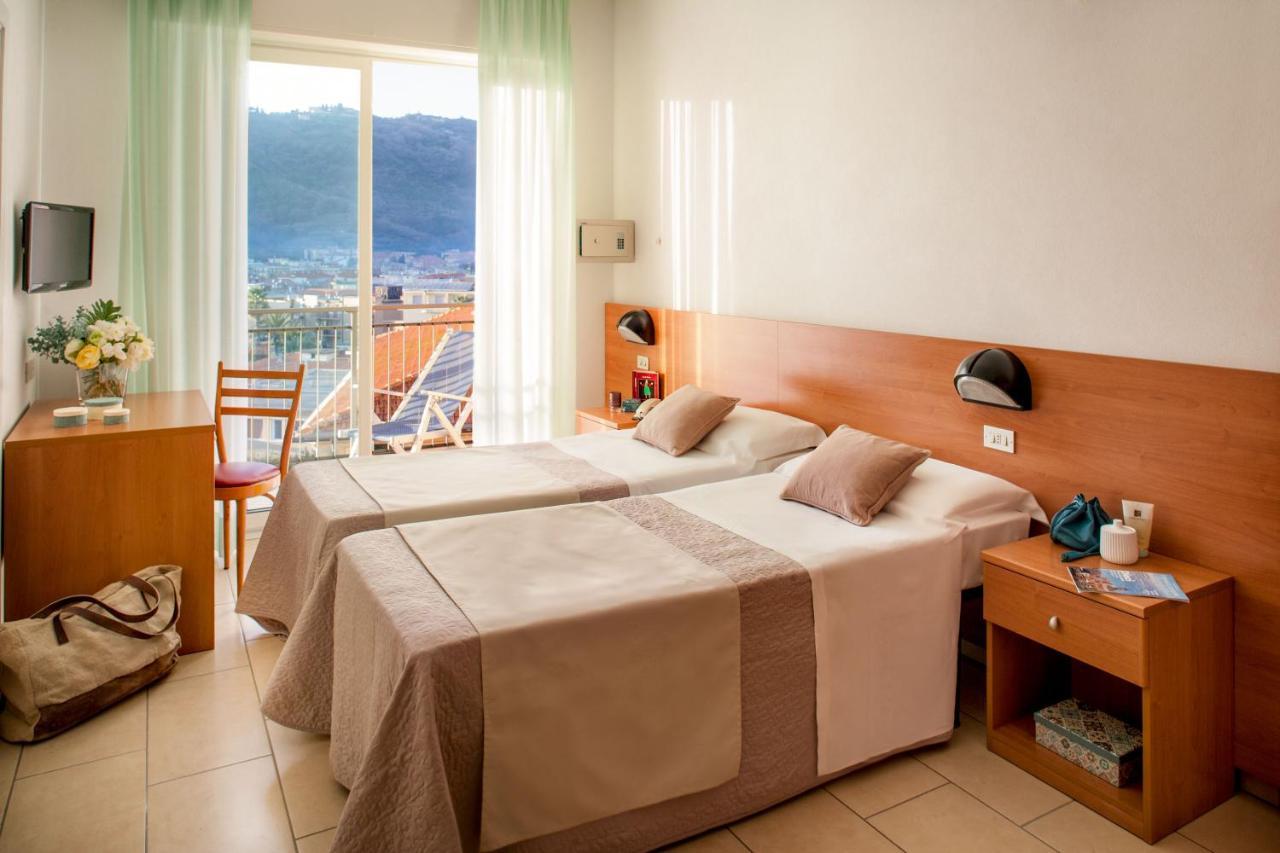 Zweibettzimmer mit Balkon