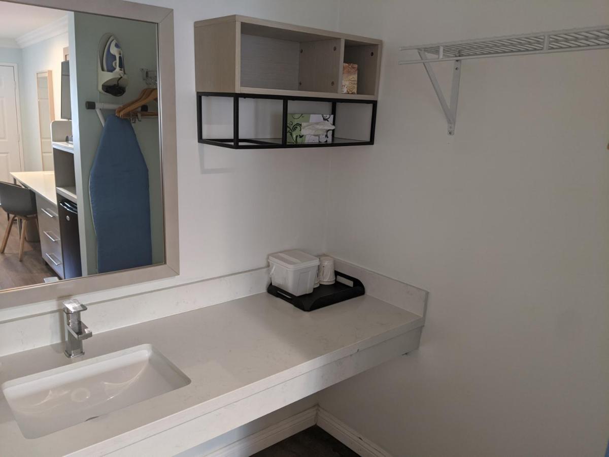 King Room with Roll-In Shower - Mobility/Hearing Accessible - Non-Smoking