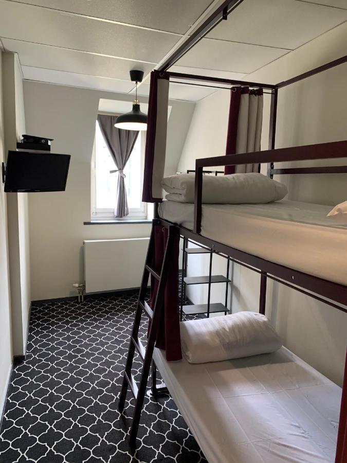 Habitación doble con 2 camas en literas y baño privado