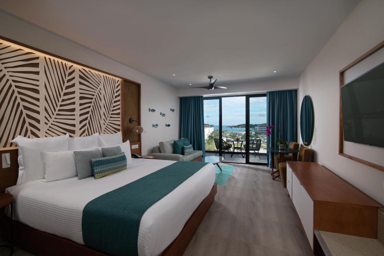 Suite Junior con vista parcial al mar y cama extragrande