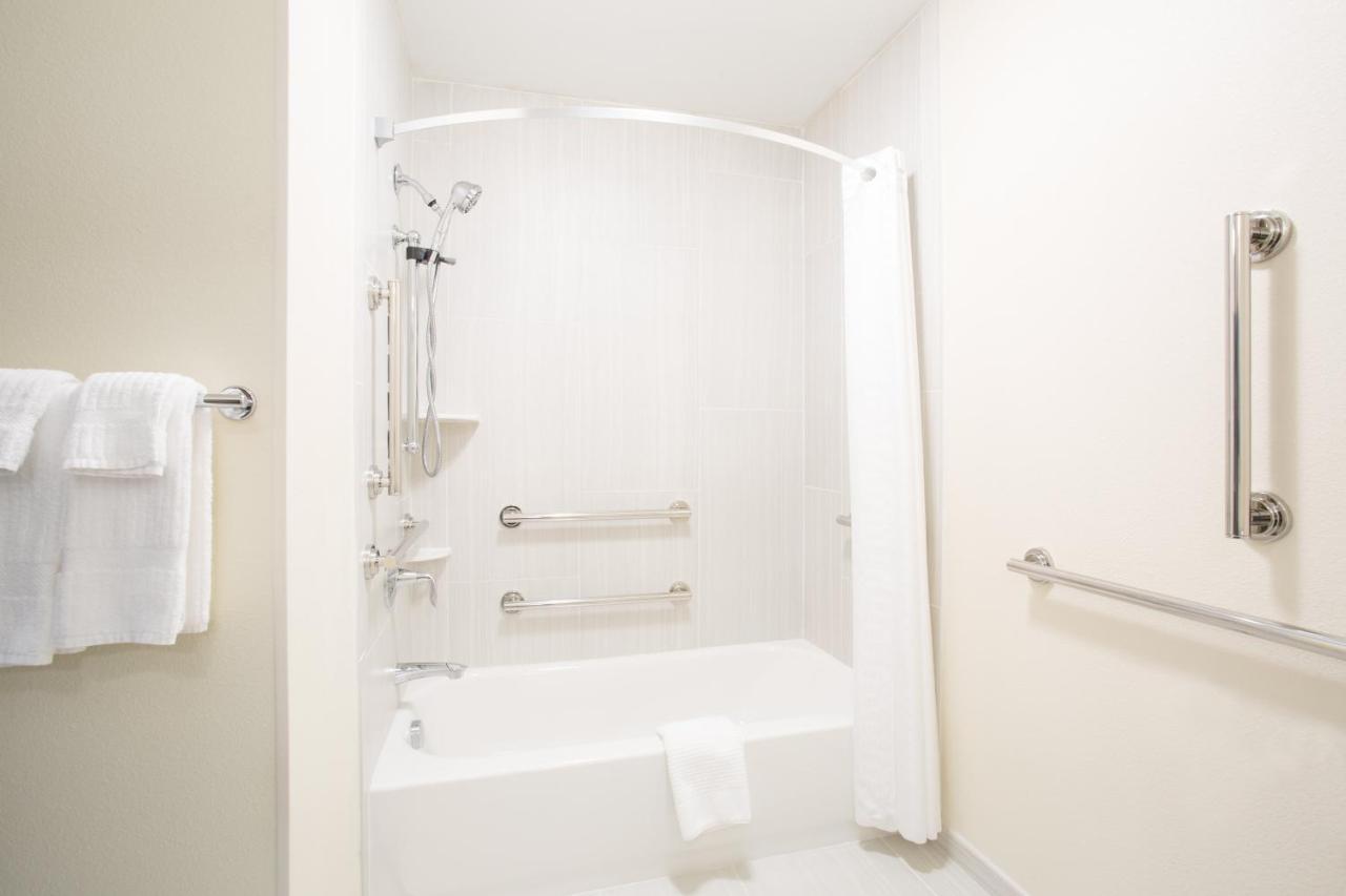 Queen Room Communications or Mobility Accessible Roll Shower,1124192739:JPEG