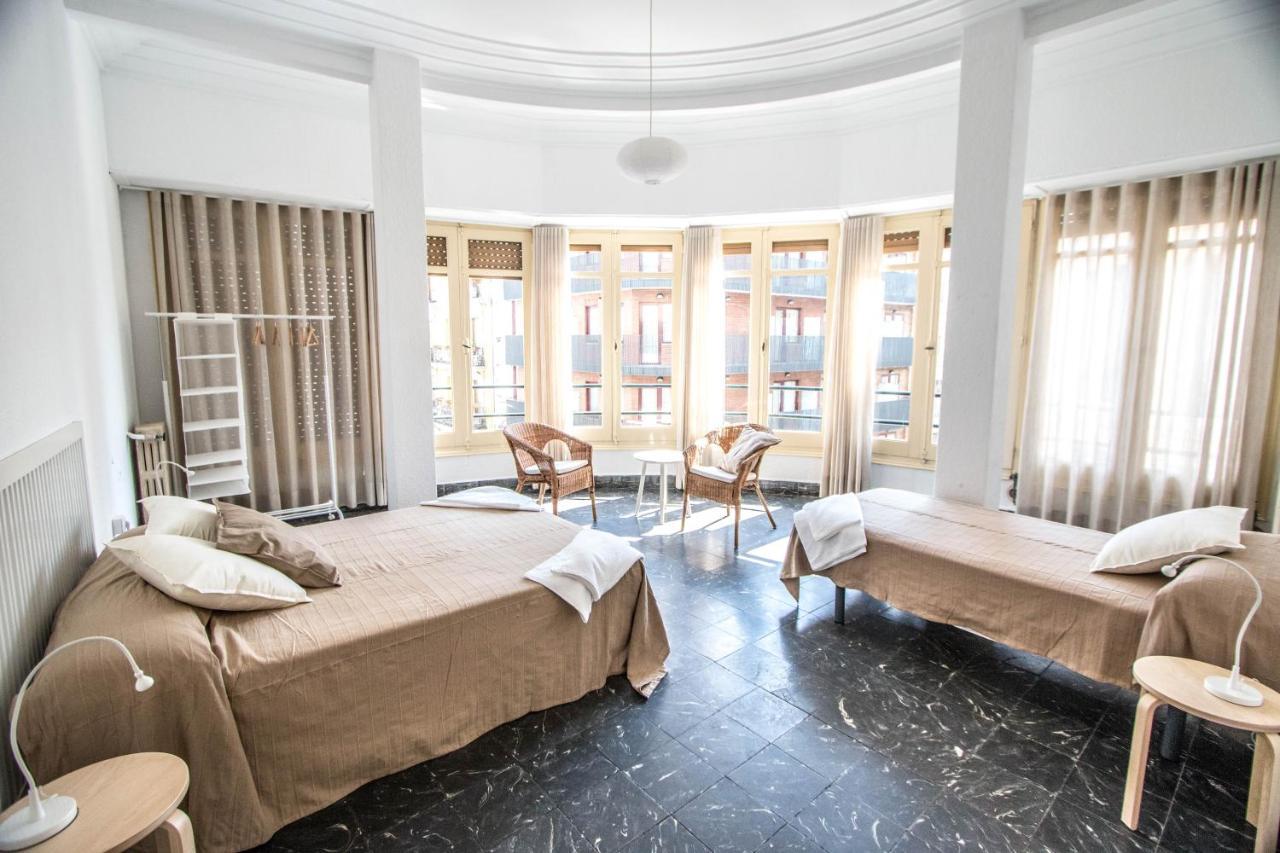 Deze driepersoonskamer heeft een gedeelde badkamer.