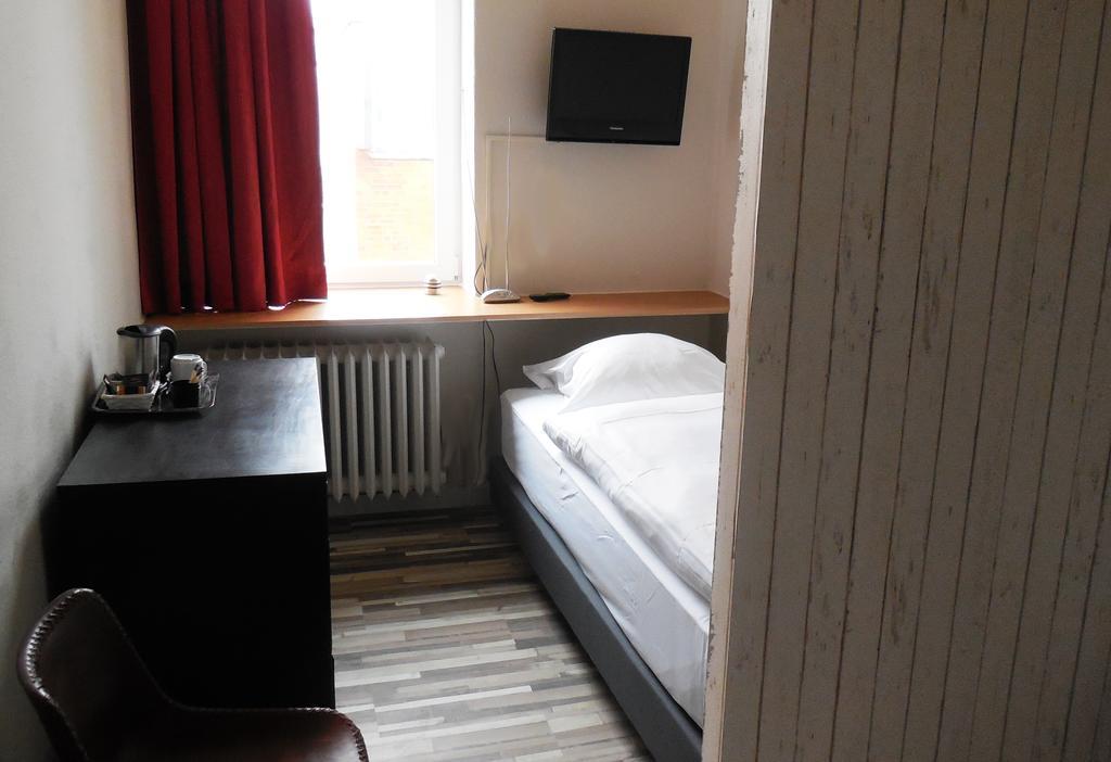 Standard – 1 Einzelbett mit gemeinsamem Bad und WC auf separater Etage