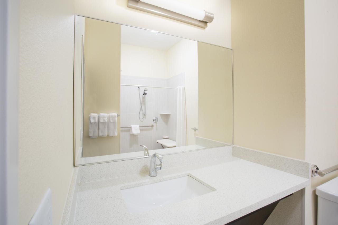 Queen Studio Suite - Mobility Access Roll in Shower/Non-Smoking