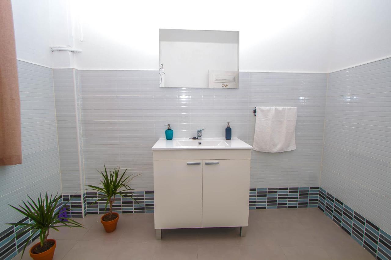 Deze driepersoonskamer heeft een gedeelde badkamer.