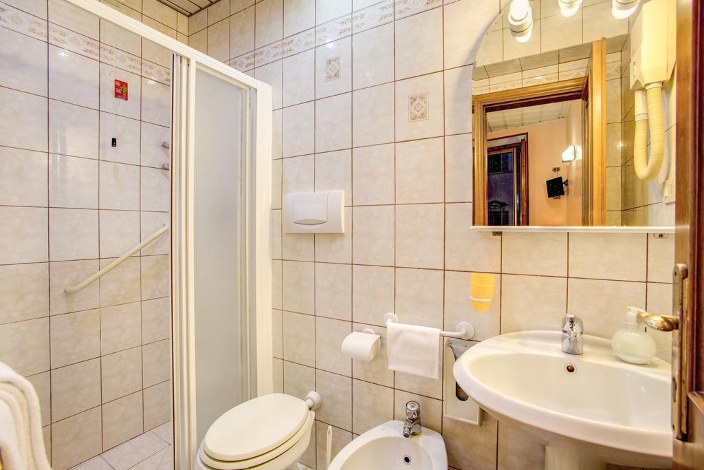 Camera Matrimoniale/Doppia con Letti Singoli con Bagno Privato