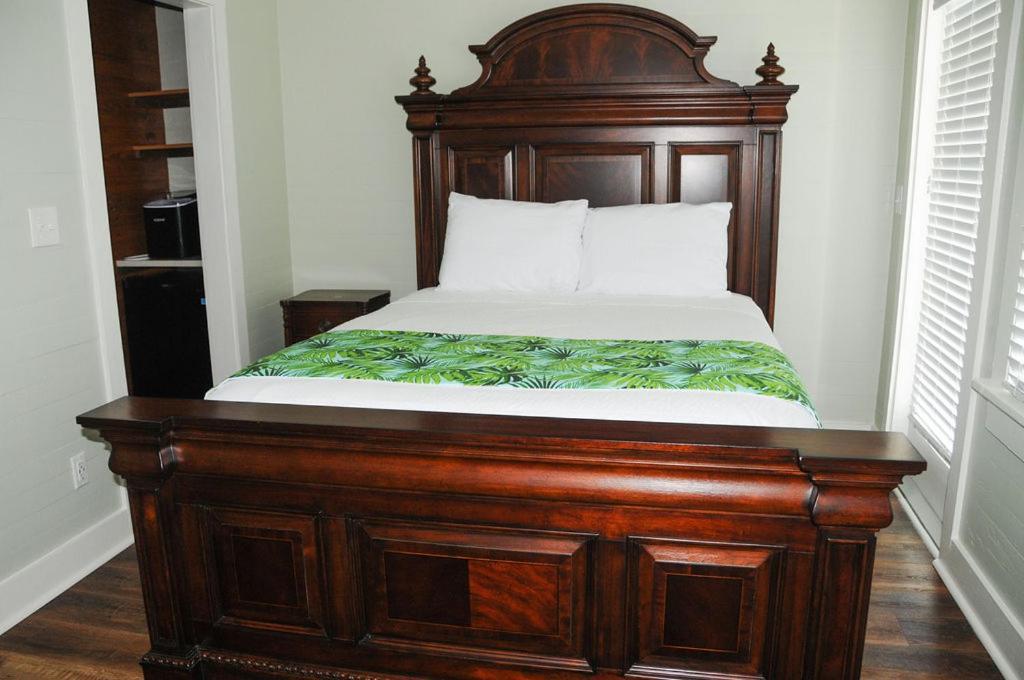 Zimmer mit Queensize-Bett und Balkon