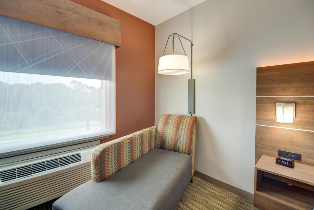 Suite with Twin Beds and Hearing Accessible Tran Shower - Non-Smoking