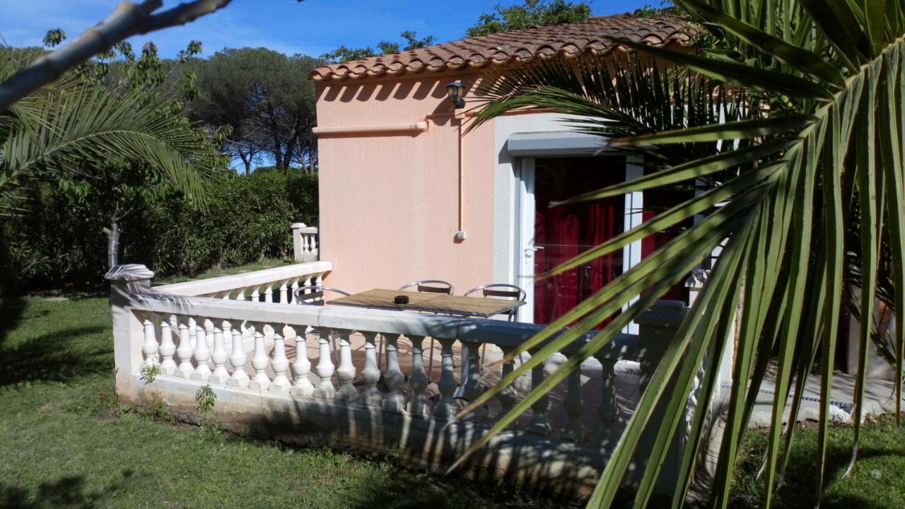Chambre Triple avec Terrasse - Piscine Chauffée et Parking Gratuit