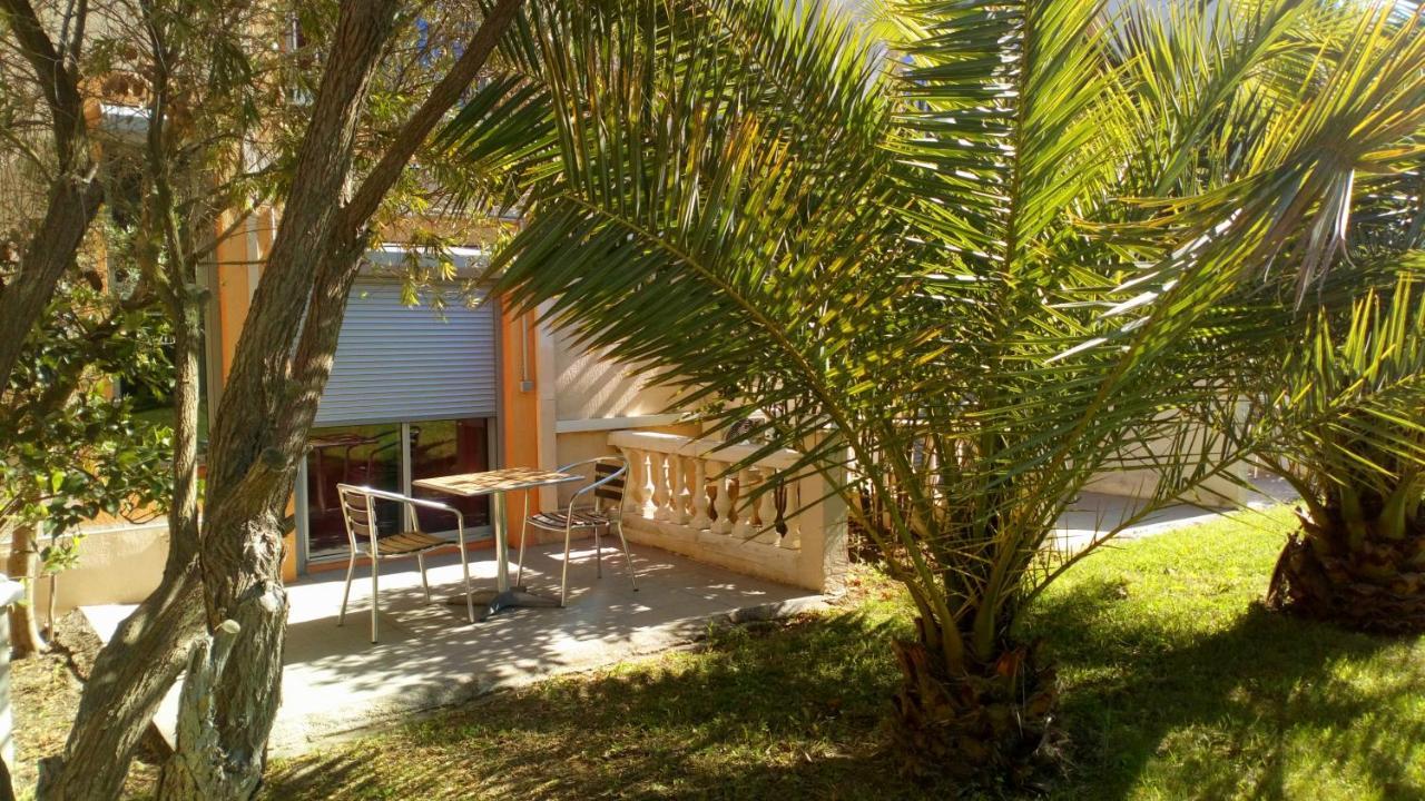 Chambre Double avec Terrasse - Piscine Chauffée et Parking Gratuit