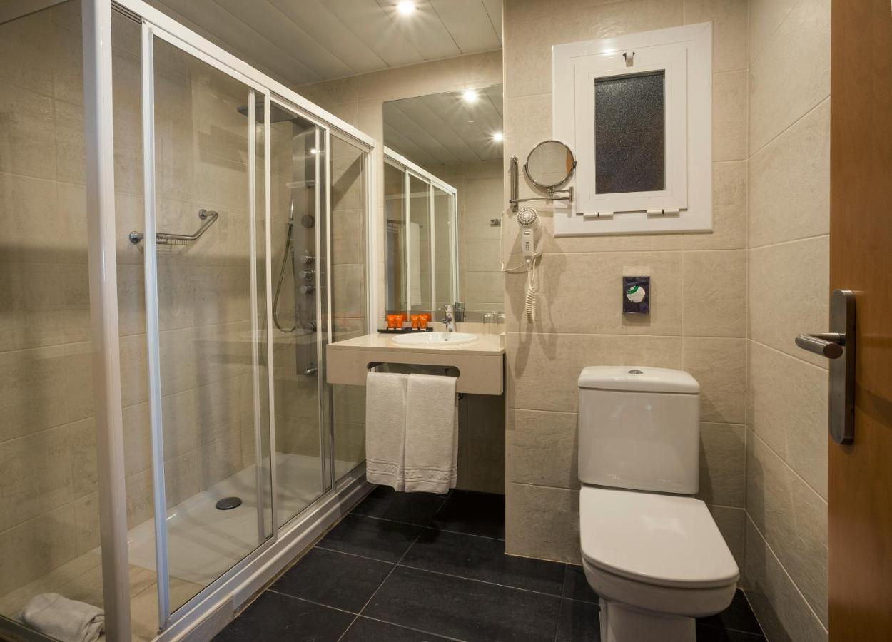 Tweepersoonskamer met 2 Aparte Bedden en Uitzicht op Zee