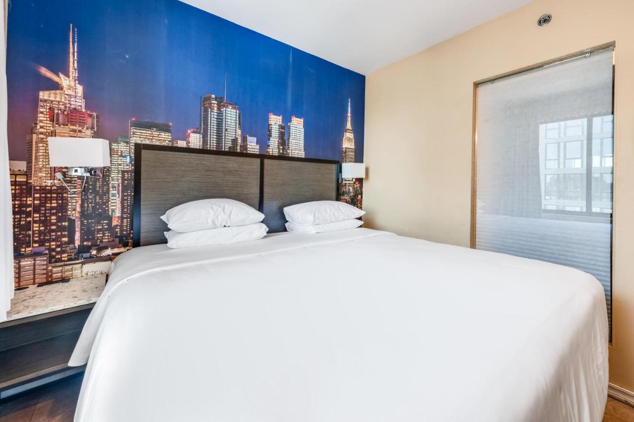 Zimmer mit Kingsize-Bett