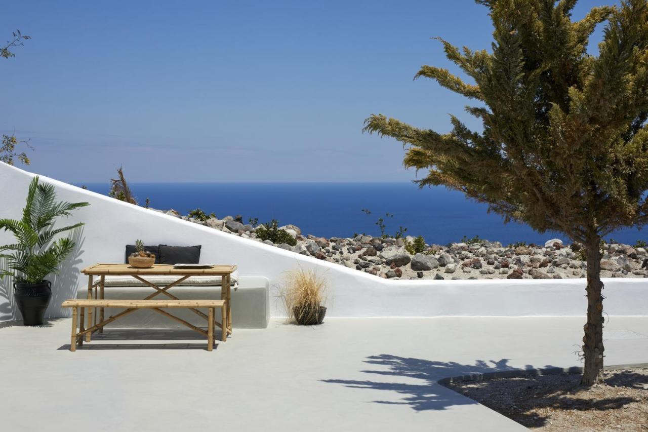 Grand Honeymoon Villa with hot tub and Caldera View