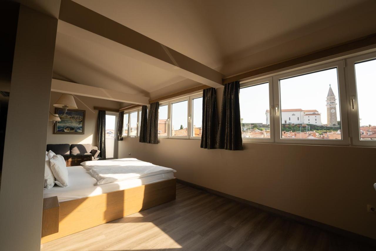 Suite mit 1 Schlafzimmer und einem Balkon mit Blick auf die Stadt.