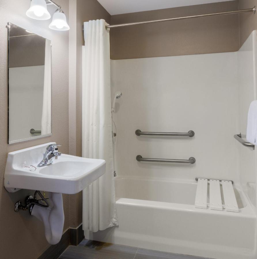 Triple Room Bath Tub Mobility Access or Non-Smoking