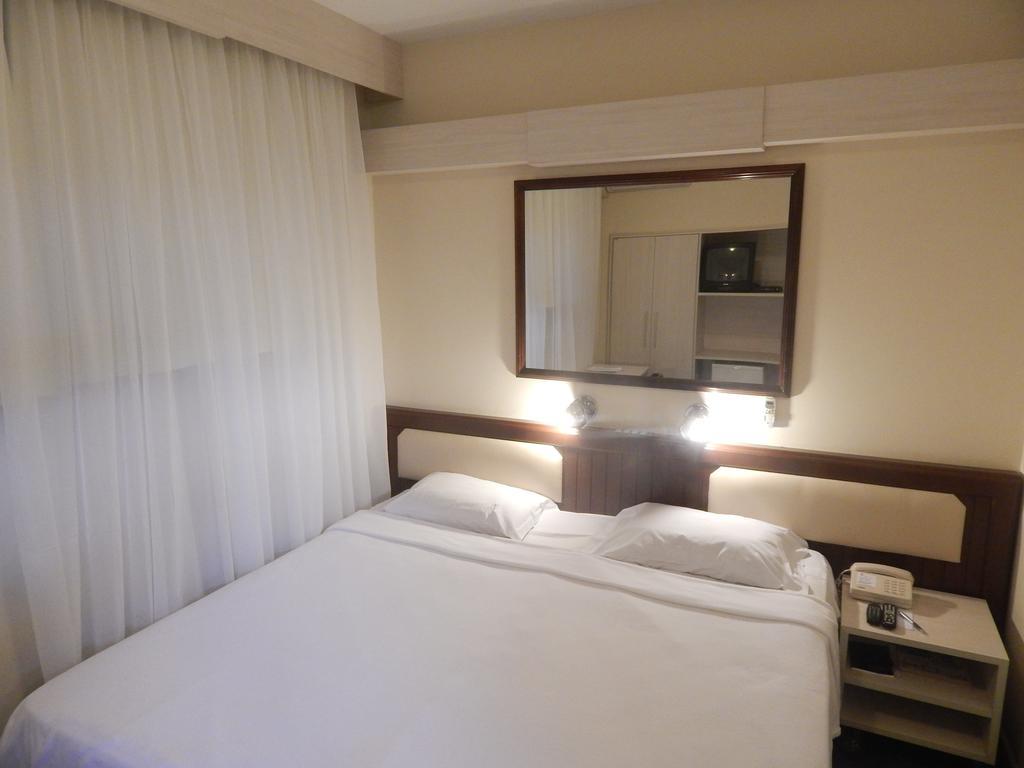 Quarto Duplo Standard com Cama de Casal