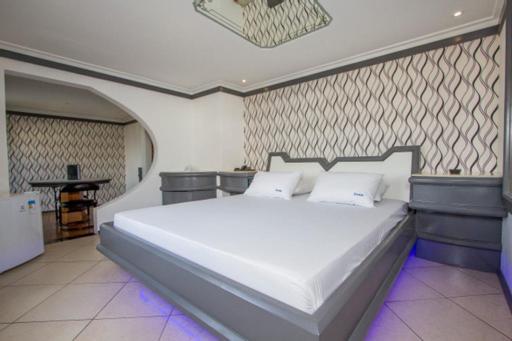 Suíte com Cama King-size e Banheira de Hidromassagem