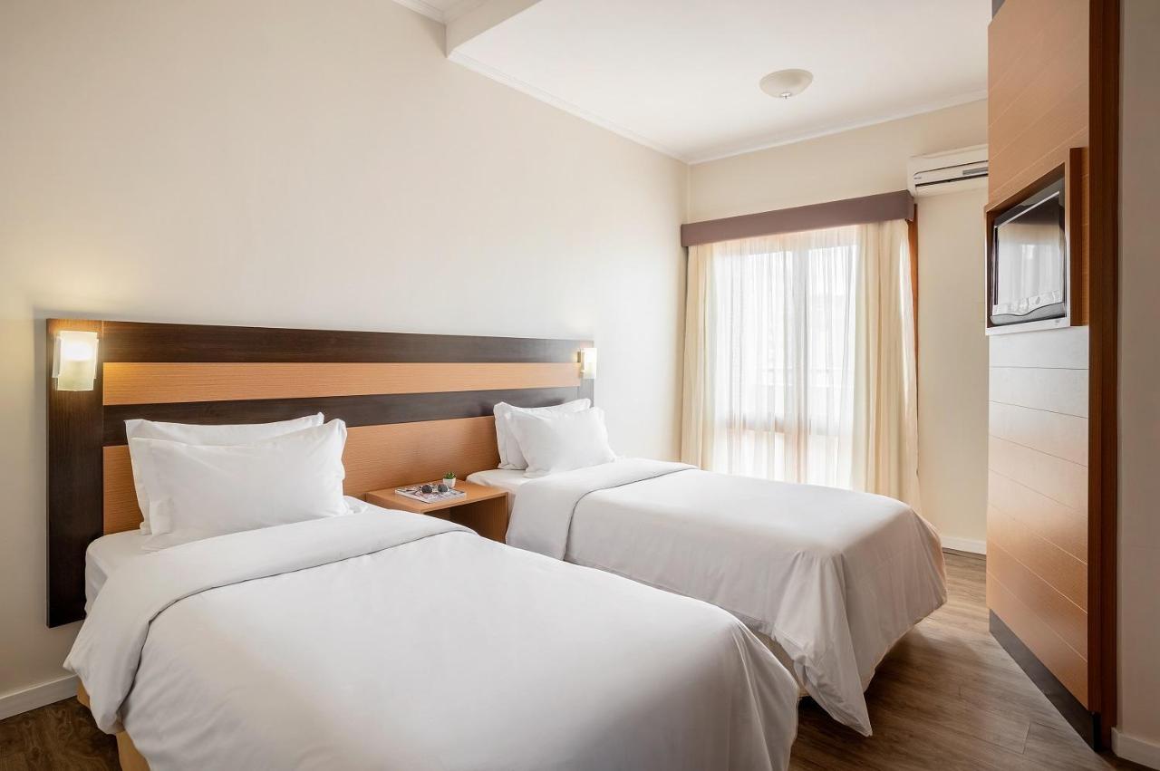 Quarto Duplo Luxo - 1 Cama de Casal e 2 de Solteiro