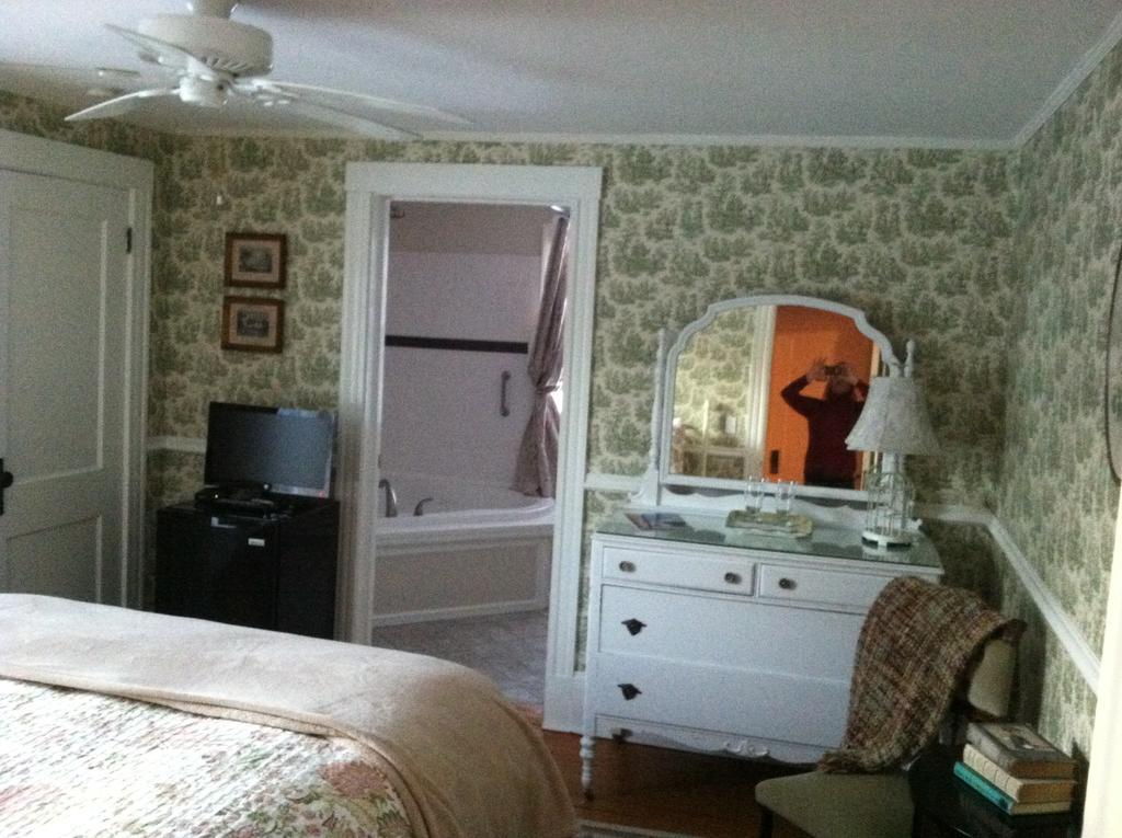 Standard Queen Room With Private bathroom