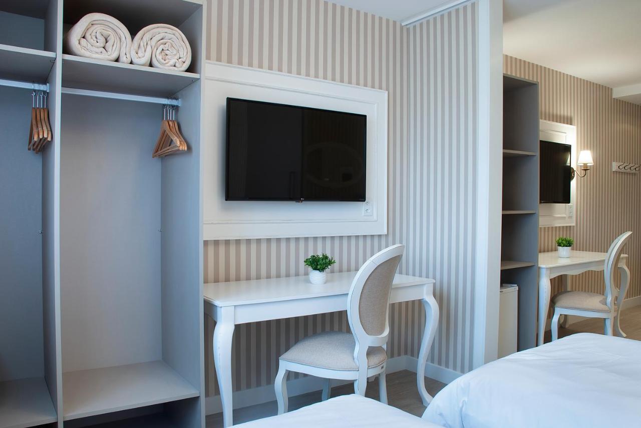 Quarto Grande com 2 Camas de Solteiro