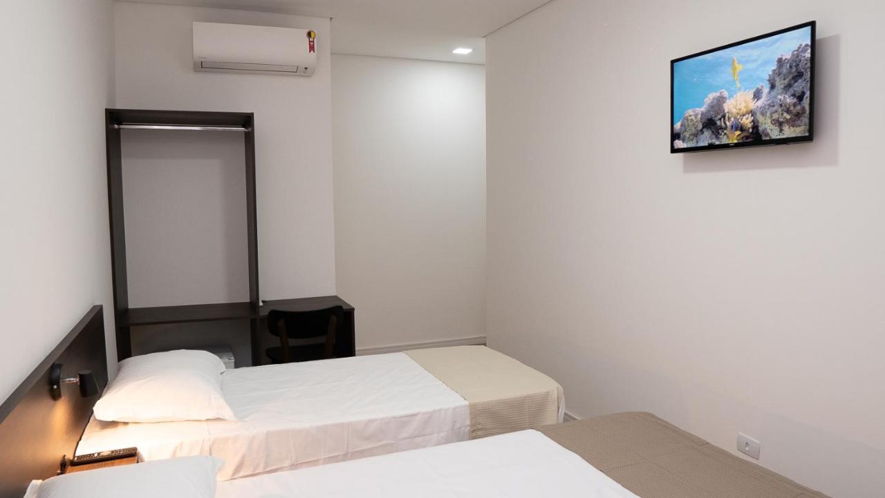 Quarto Triplo com Banheiro Privativo