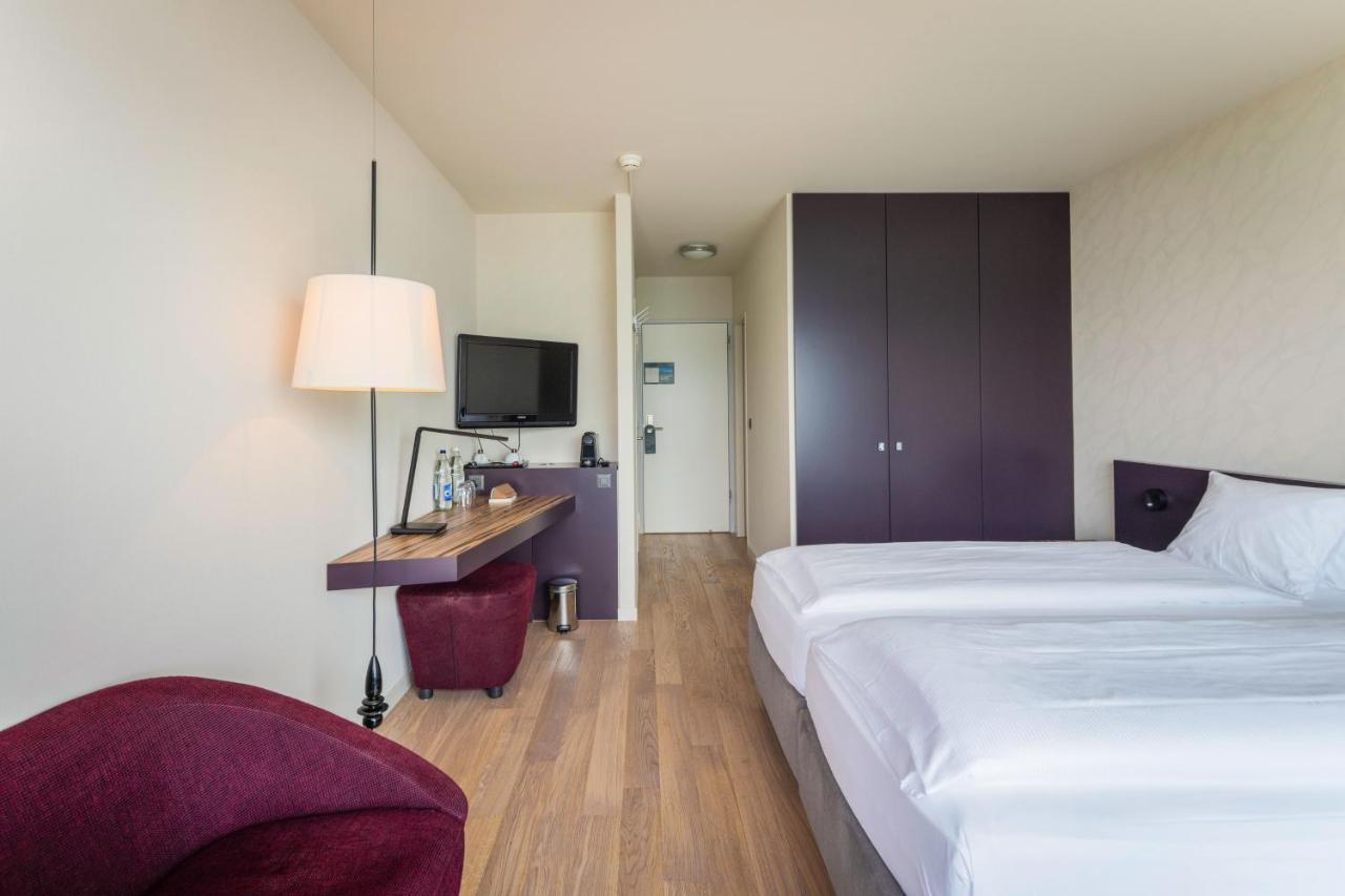 Dreibettzimmer mit Blick auf den Wald