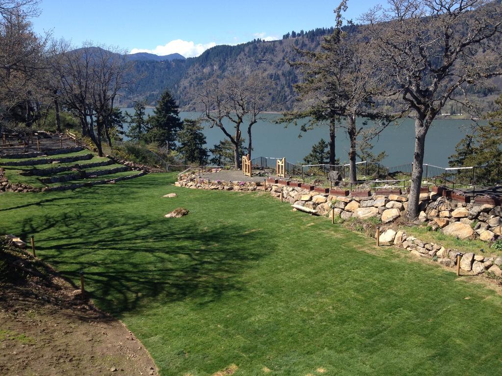 1 King Bed, Partial River View (Pet Friendly)